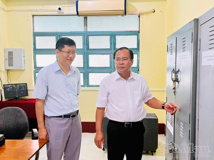 Phó Chủ tịch UBND tỉnh Nguyễn Minh Luân kiểm tra tủ lưu trữ đề thi tại Trường THPT Trần Văn Bảy (xã Vĩnh Phước).