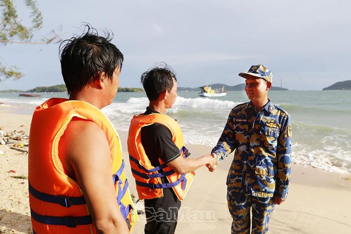 Ngư dân cảm ơn cán bộ, chiến sĩ Tiểu đoàn 563 sau khi tàu cá được cứu hộ thành công.