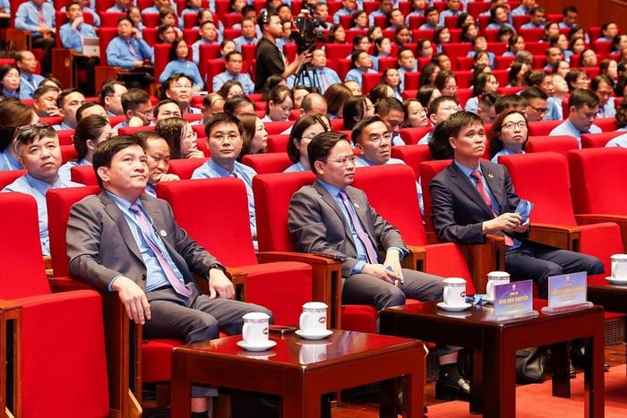 Đồng chí Nguyễn Anh Tuấn, Ủy viên BCH Trung ương Đảng, Chủ tịch Tổng Liên đoàn Lao động Việt Nam (giữa), và hai Phó Chủ tịch Nguyễn Xuân Hùng (bên trái), Ngọ Duy Hiểu (bên phải) dự Đại hội. Ảnh: Quang Vinh