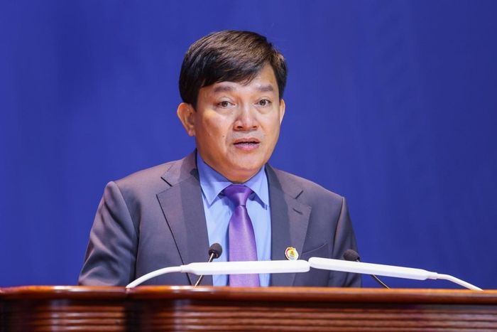 đồng chí Nguyễn Xuân Hùng, Phó Chủ tịch Tổng Liên đoàn Lao động Việt Nam đã trình bày Báo cáo của Ban Chấp hành Tổng Liên đoàn Lao động Việt Nam khóa XIII về việc sửa đổi, bổ sung điều lệ Công đoàn Việt Nam.