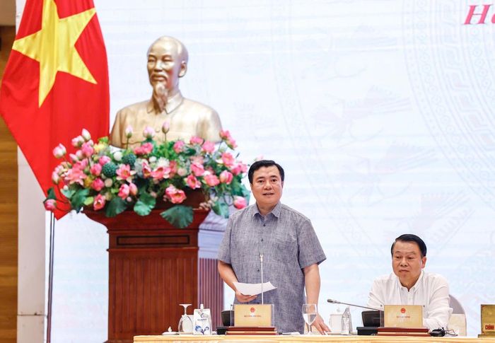 Thứ trưởng Bộ Công Thương Nguyễn Sinh Nhật Tân trả lời tại Họp báo. Ảnh: HỒNG NHUNG