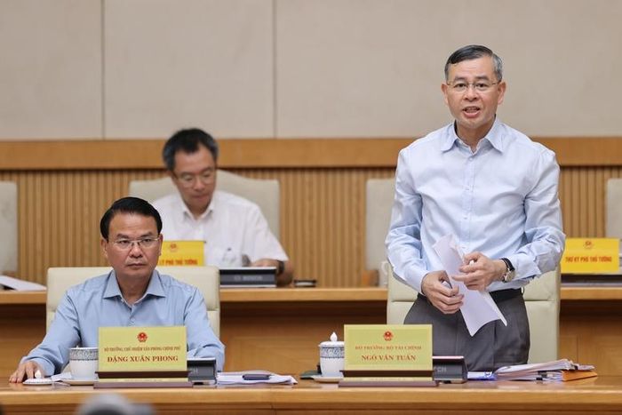 Bộ trưởng Bộ Tài chính Ngô Văn Tuấn báo cáo tại Phiên họp. Ảnh: CP