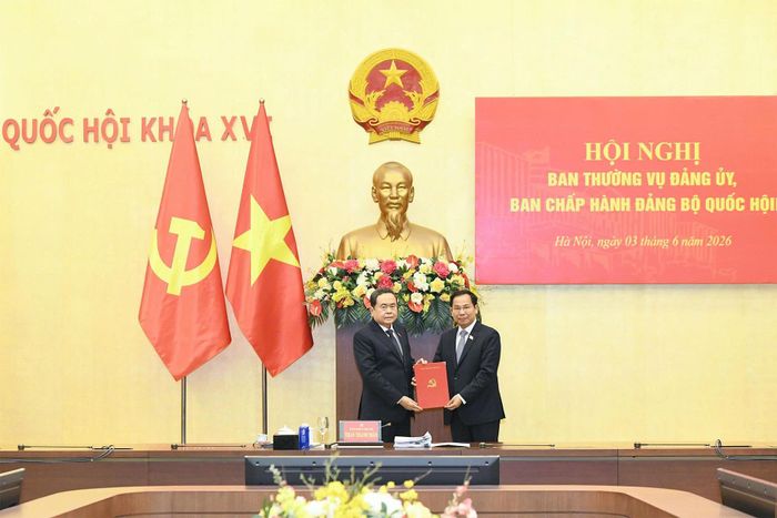 Chủ tịch Quốc hội Trần Thanh Mẫn trao Quyết định của Bộ Chính trị chỉ định kiêm nhiệm Phó Bí thư Đảng ủy Quốc hội và tham gia Thường trực Đảng ủy Quốc hội nhiệm kỳ 2025-2030 đối với đồng chí Lê Quang Mạnh. Ảnh: Lâm Hiển
