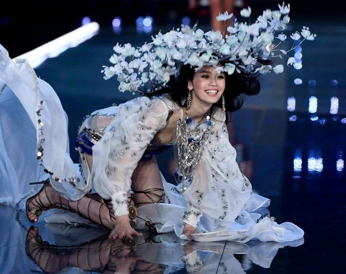 Khoảnh khắc Hề Mộng Dao ngã trên sàn diễn Victoria's Secret.