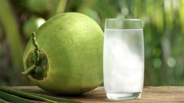 Bên cạnh nước lọc, bạn có thể uống các loại nước điện giải, nước trái cây. Ảnh minh họa