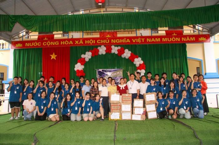Đại diện Câu lạc bộ BOOKERY OF CNH trao tặng sách, truyện tới các em học sinh qua ban giám hiệu nhà trường.