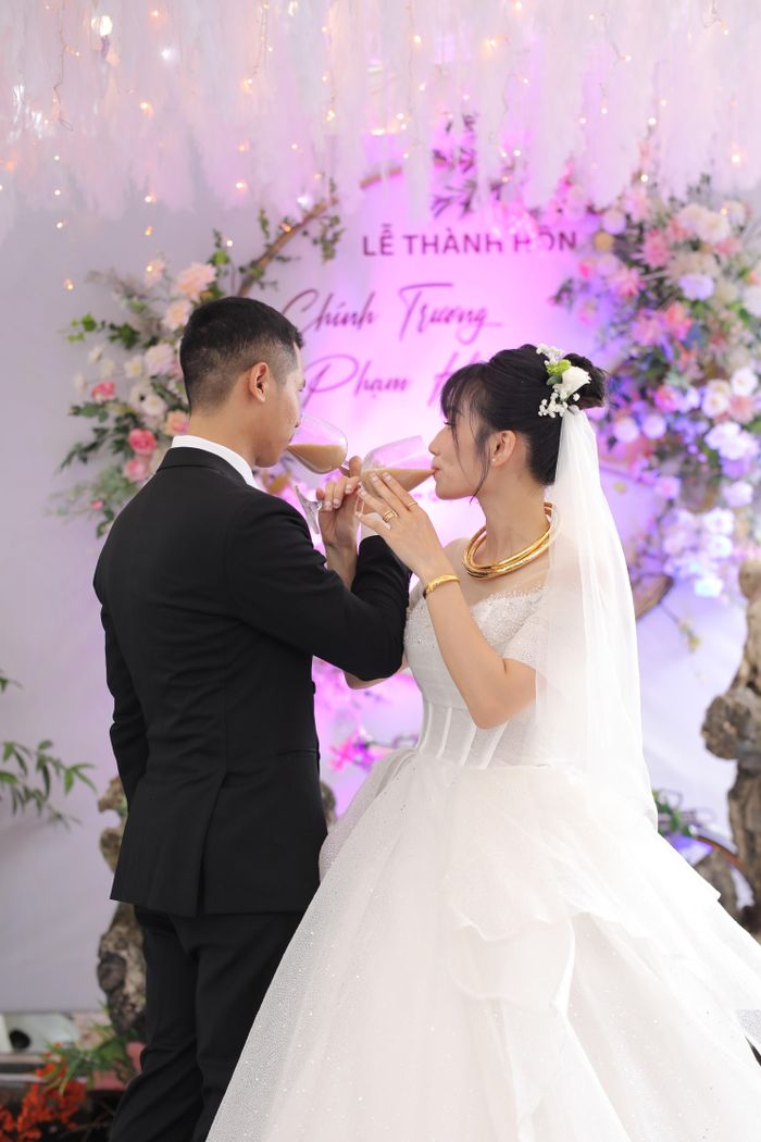 Một cặp đôi ở Hà Nội rót trà sữa thay rượu vang trong lễ cưới. Ảnh: Nhân vật cung cấp/VietNamNet.