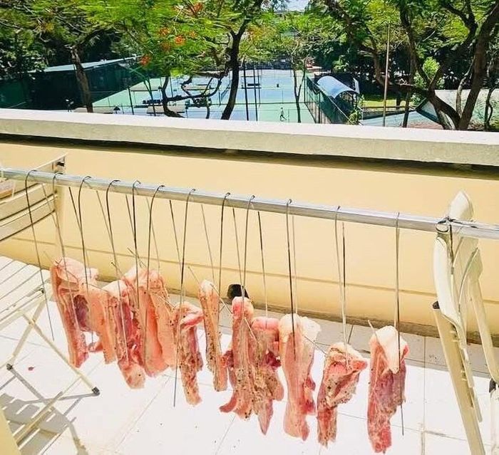 Phơi thịt ngoài ban công, không có dụng cụ che chắn nguy cơ nhiễm khuẩn là rất lớn. Ảnh: Mạng xã hội. 