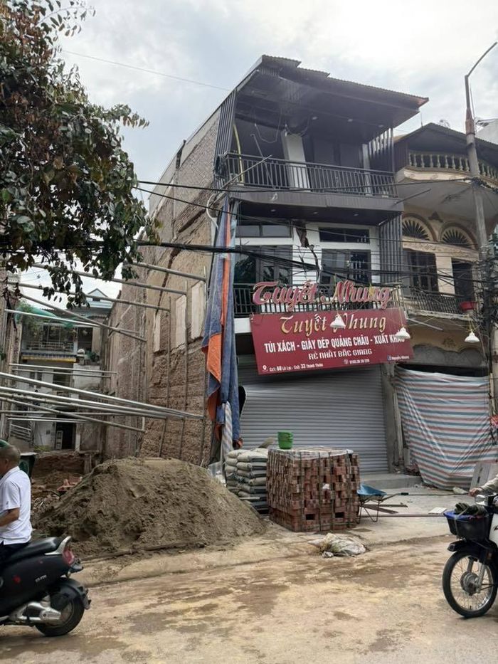 Các hộ dân xung quanh cũng phải di dời khẩn cấp.