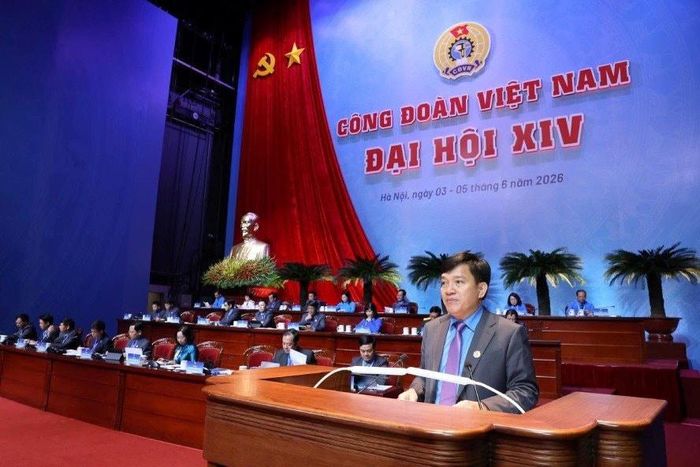 Ông Nguyễn Xuân Hùng - Phó Chủ tịch Tổng LĐLĐVN báo cáo về sửa đổi, bổ sung Điều lệ Công đoàn Việt Nam.