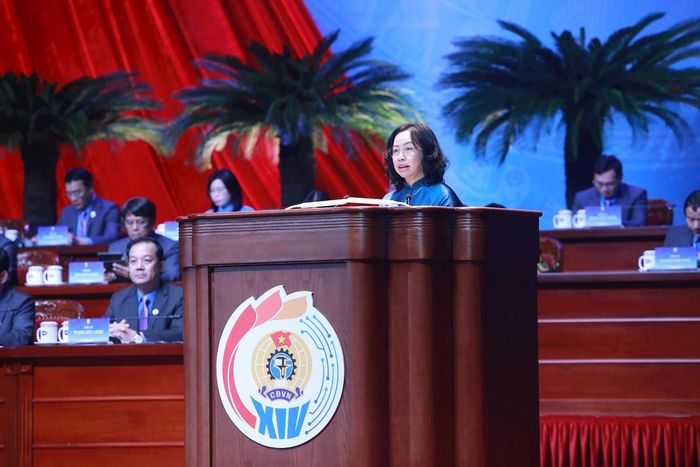 Phó Chủ tịch Tổng LĐLĐ Việt Nam Thái Thu Xương báo cáo kiểm điểm của Ban Chấp hành Tổng LĐLĐVN khóa XIII.