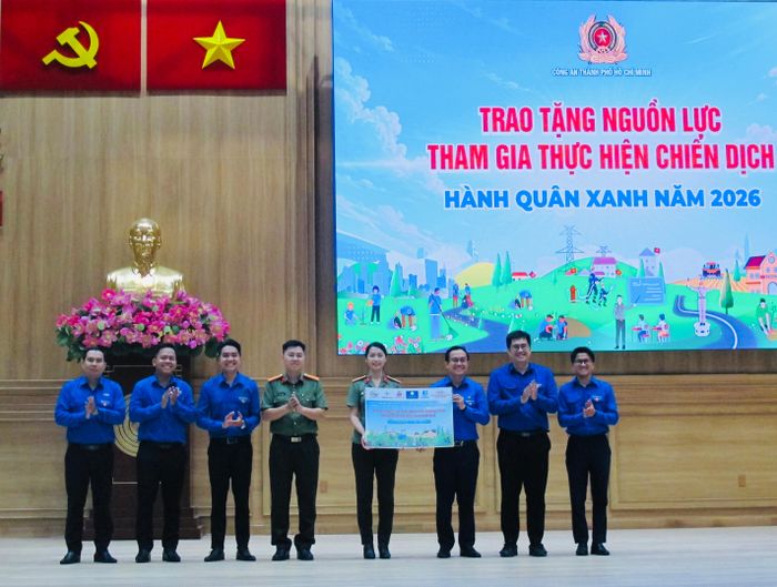  Trao tặng nguồn lực cho Ban chỉ huy Chiến dịch tình nguyện Hành quân xanh năm 2026.
