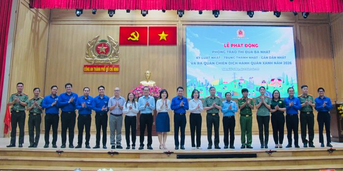 Các đồng chí trong Đảng ủy - Ban Giám đốc CATP cùng Ban chỉ huy Chiến dịch Hành quân xanh.
