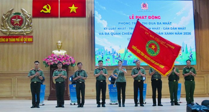 Thiếu tướng Tạ Văn Đẹp, Ủy viên Ban thường vụ Thành ủy, Phó Bí thư Đảng ủy, Phó Giám đốc CATP trao cờ lệnh cho Ban chỉ huy Chiến dịch Hành quân xanh.