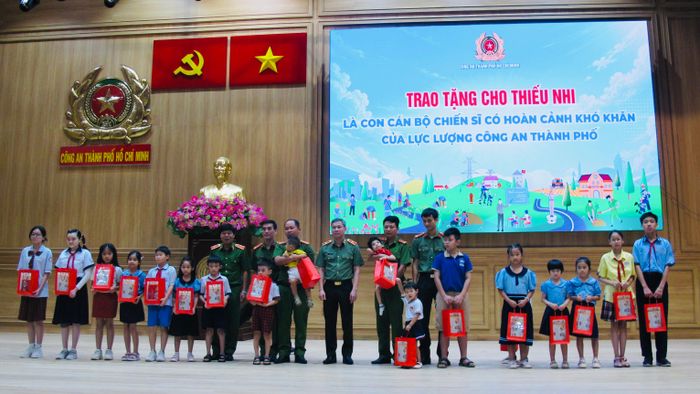  Thiếu tướng Tạ Văn Đẹp, Ủy viên Ban thường vụ Thành ủy, Phó Bí thư Đảng ủy, Phó Giám đốc CATP tặng quà cho các cháu thiếu nhi là con của cán bộ chiến sĩ có hoàn cảnh khó khăn.
