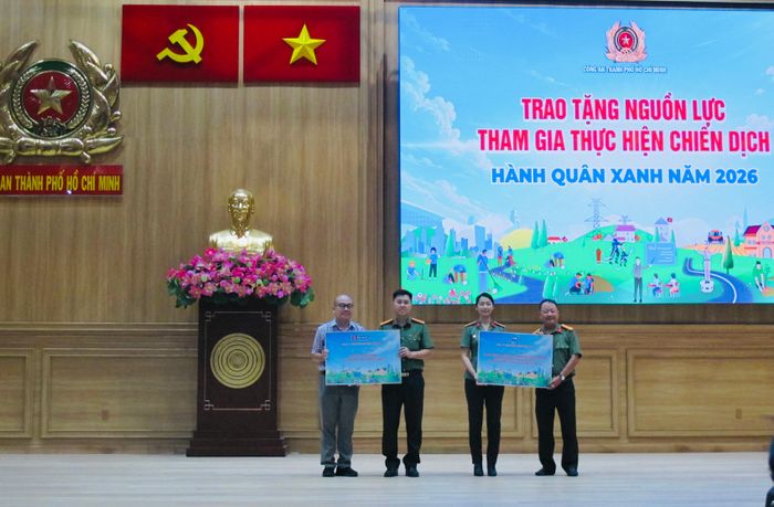 Đại diện CATP trao tặng nguồn lực cho Ban chỉ huy Chiến dịch tình nguyện Hành quân xanh năm 2026.