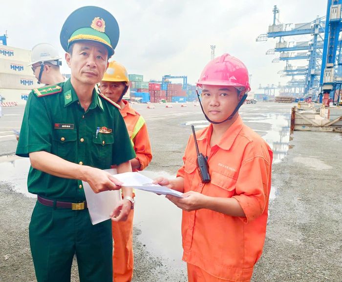 Tuyên truyền, phổ biến pháp luật cho các nhân viên.