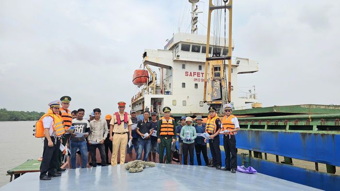 Lực lượng chức năng tuyên truyền, phổ biến pháp luật cho các chủ phương tiện, tàu tuyền.