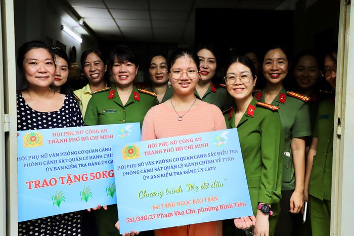 Đoàn công tác thăm, tặng quà, trao hỗ trợ cho cháu Tăng Ngọc Bảo Trân. Cha cháu cũng mất do Covid-19, mẹ làm gia công tại nhà lo cho 2 chị em Trân