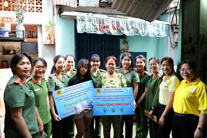 Đoàn công tác thăm, tặng quà, trao hỗ trợ cho cháu Lê Nguyễn Thanh Như. Cha cháu mất do Covid-19, Như hiện đang sống cùng mẹ