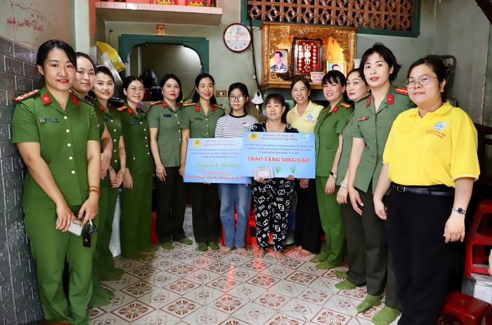 Đoàn công tác thăm, tặng quà, trao hỗ trợ cho cháu Phạm Kim Ngân. Gia đình cháu Ngân khó khăn, cha mất vì đột quỵ, mẹ làm chổi nuôi 3 con ăn học