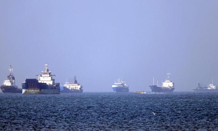 Tàu di chuyển trên eo biển Hormuz giữa xung đột - Ảnh: AP