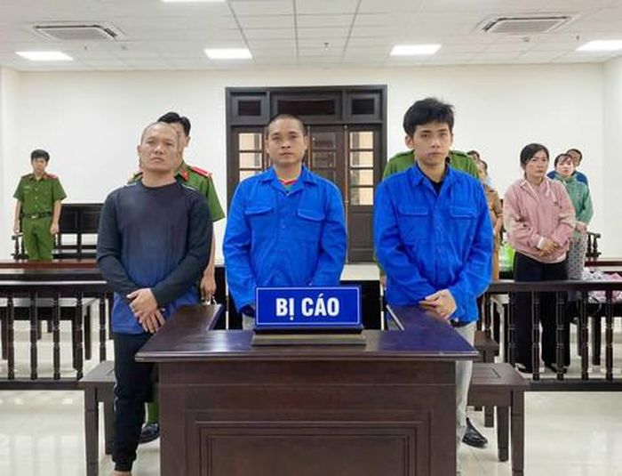 Các bị cáo nghe tòa tuyên án.