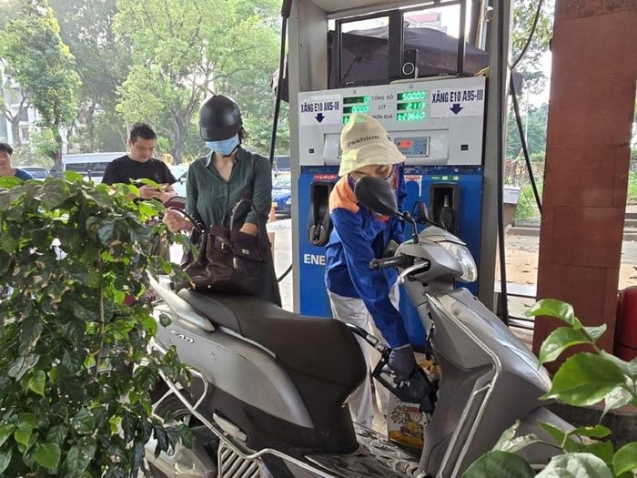 Người dân có thể gửi phản ánh về hoạt động kinh doanh xăng dầu và đánh giá chất lượng phục vụ của từng cửa hàng thông qua ứng dụng "Quanh tôi".