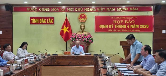  Lãnh đạo sở Nông nghiệp và Môi trường báo cáo thể hiện kết quả sản xuất nông nghiệp, lâm nghiệp, thủy sản và công nghiệp của tỉnh trong 4 tháng đầu năm 2026. 