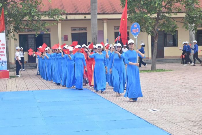  Màn diễu hành của các đoàn tham dự. 