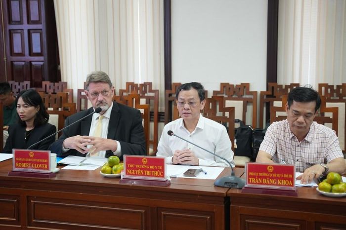Thứ trưởng Bộ Y tế Nguyễn Tri Thức (áo trắng, ngồi giữa)