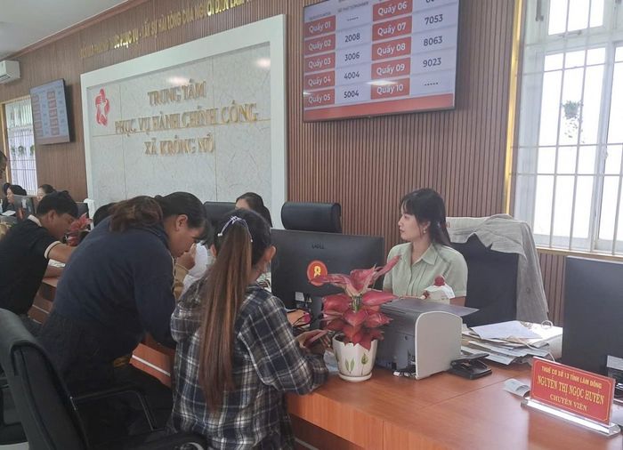 Cán bộ xã Krông Nô hướng dẫn các thủ tục hành chính và tiếp nhận hồ sơ của người dân
