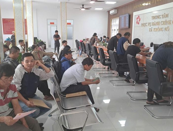 Quang cảnh người dân chờ tới làm thủ tục hành chính