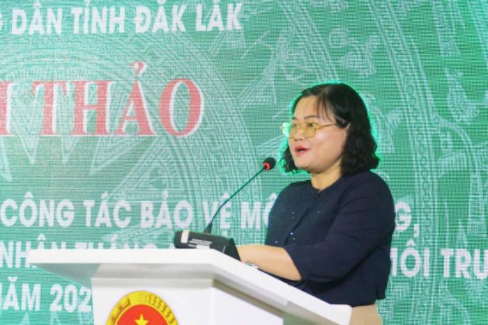  Bà Đào Thị Kim Chi, Chi cục trưởng Chi cục Bảo vệ môi trường phát biểu tham luận tại Hội thảo. 