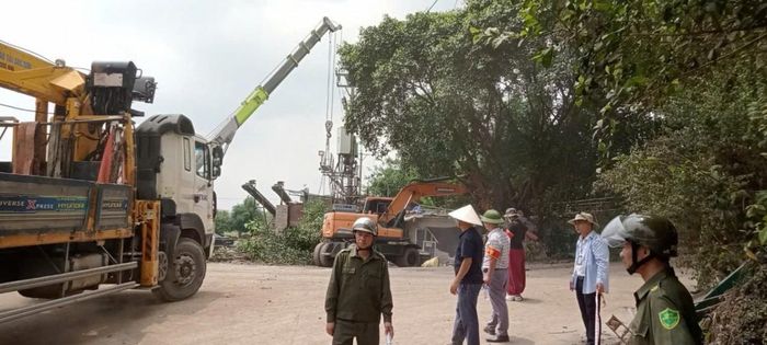 Đoàn liên ngành cưỡng chế công trình vi phạm của công dân Nguyễn Quốc Hùng tại khu Múc Bé, thôn Hòa Bình, xã Trung Giã. Ảnh PV.