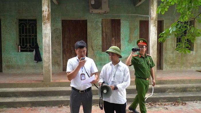 Đoàn liên ngành đọc quyết định cưỡng chế đối với công trình vi phạm của ông Trịnh Quang Dung tại khu Chùa Tàu, thôn An Lạc, xã Trung Giã. Ảnh PV.