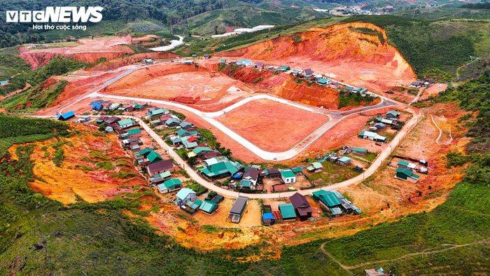 Điều đáng nói dự án dân cư K’Nớ 5 được triển khai trên diện tích 15 ha, tổng vốn đầu tư 38 tỷ đồng, nhằm di dời người dân vùng nguy cơ cao đến nơi an toàn, ổn định sinh kế. Trong gian đoạn 1 (2018–2020), Ban Quản lý dự án Đầu tư xây dựng khu vực Lạc Dương đã hoàn thành thi công các hạng mục và bàn giao các diện tích đất ở cho 73 hộ dân. Dự án này được kỳ vọng là nơi an cư ổn định cho người dân vùng thiên tai tại địa phương nhưng hiện nay lại đối mặt với sạt lở ngày càng nghiêm trọng. 