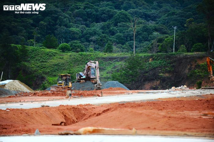 Sau khi xảy ra sự cố sạt trượt, tỉnh Lâm Đồng đã chỉ đạo các sở, ngành, đơn vị và địa phương liên quan khẩn trương triển khai biện pháp đảm bảo an toàn cho người dân ở đây. Tuy nhiên, khối lượng công việc ở đây là rất lớn trong khi đó, máy móc phương tiện, nhân công lại quá ít.