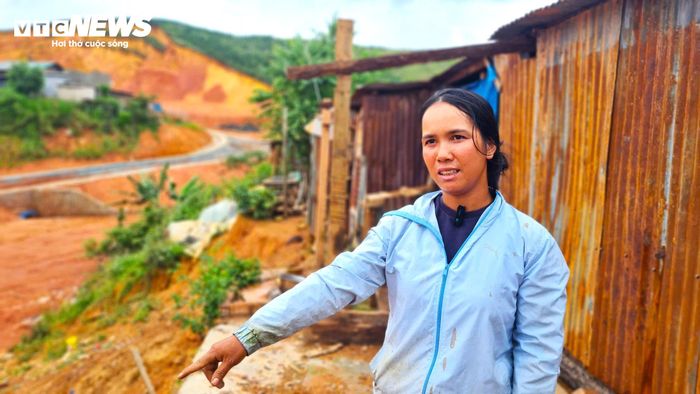 Chị K Duyệt cho biết phần bếp của gia đình chị đã bị "cuốn trôi" khi sạt lở ăn sâu vào nhà.