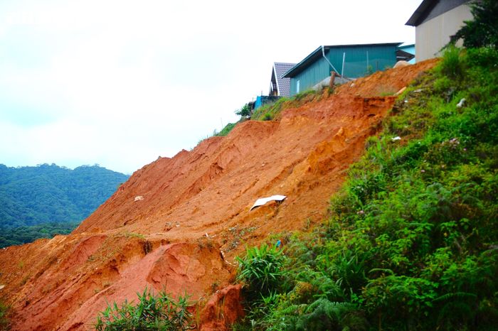 Ở đây, nhà cửa chông chênh trên miệng vực. Mưa tới là bà con lại thấp thỏm lo sợ.