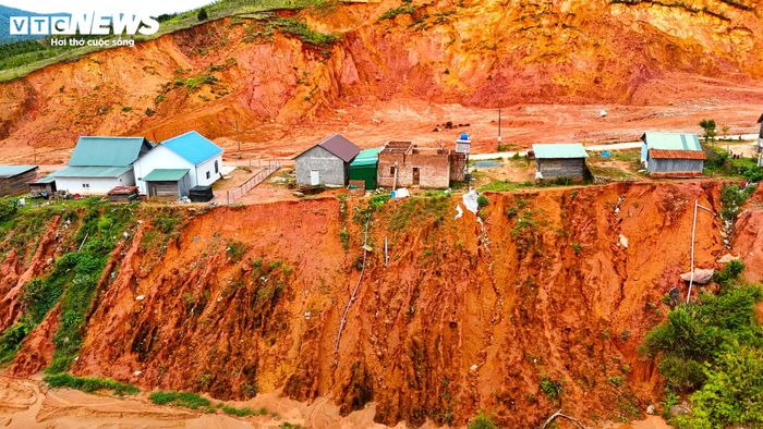 Nhiều ngôi nhà ở đây bị sạt lở uy hiếp từ nhiều phía. Có những gia đình không dám ở nên đành phải rời đi.