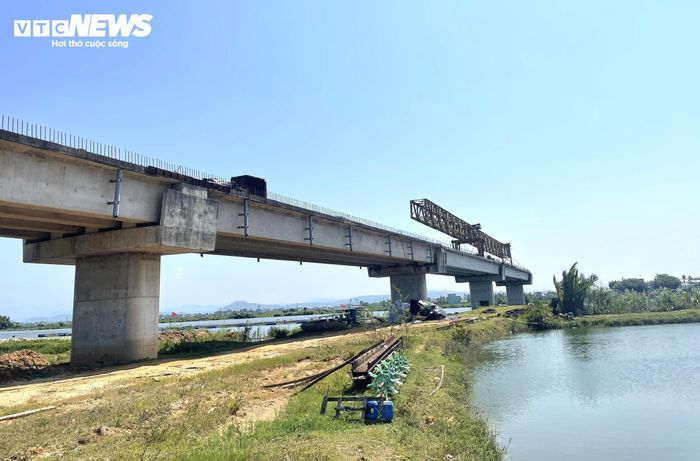 Dự án cầu Tam Tiến và đường dẫn dang dở sau nhiều lần được gia hạn.