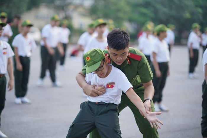Từ một tân học viên còn rụt rè, Lê Xuân Đạt dần trở nên chững chạc, tự tin hơn trong môi trường rèn luyện tại Học viện Cảnh sát nhân dân. (Ảnh: NVCC)