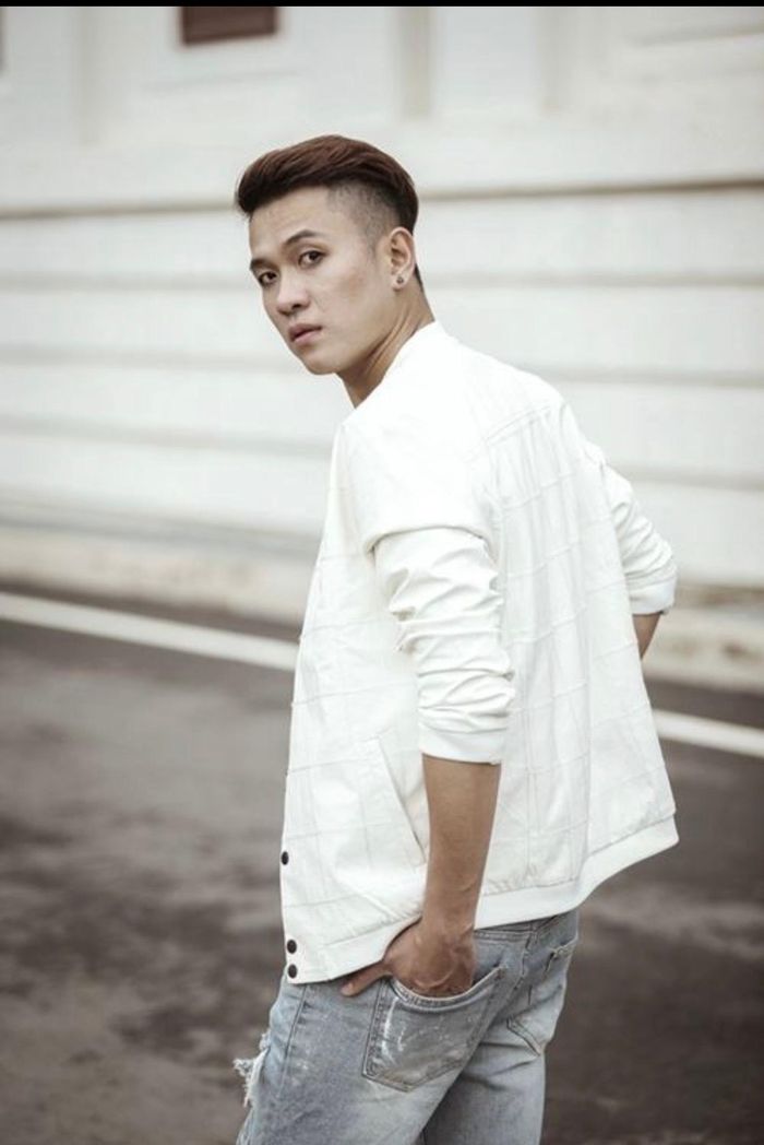 Ca sĩ Trần Ngọc Khanh sinh năm 1989, là thành viên có khả năng vũ đạo tốt nhất trong V.Music.