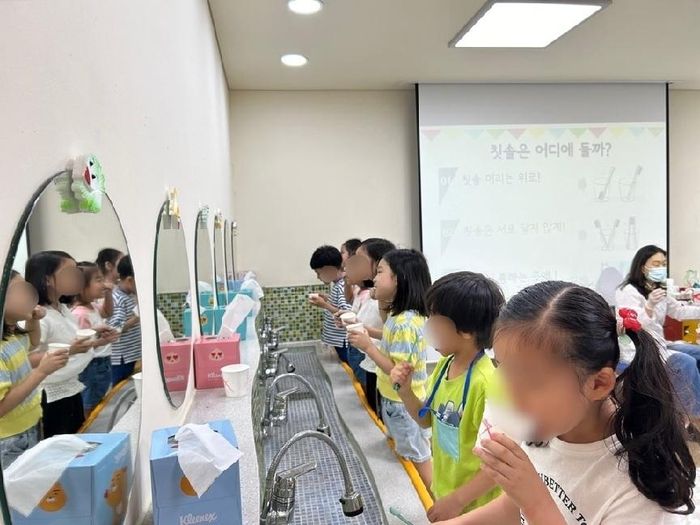 Ngay từ nhỏ, trẻ em Hàn Quốc được dạy cần đánh răng 3 lần mỗi ngày để mùi hơi thở không ảnh hưởng người xung quanh. (Ảnh: KoreanHerald)