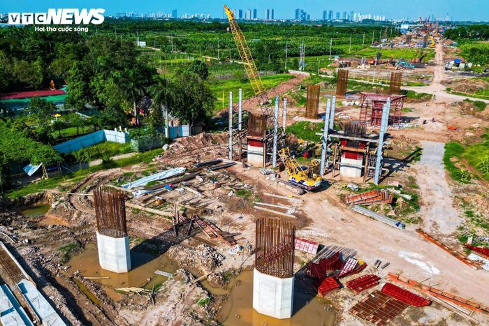 Dưới thời tiết nắng nóng, các tổ công nhân vẫn duy trì thi công gia công, lắp dựng cấu kiện thép phục vụ các hạng mục trụ cầu và dầm dẫn. 