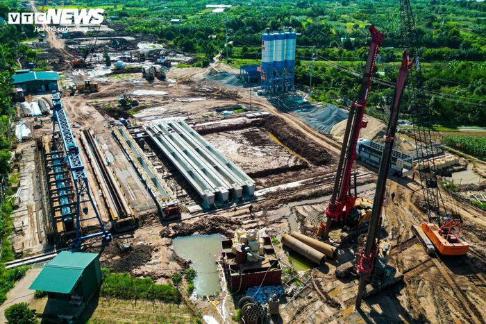 Tranh thủ thời tiết thuận lợi trước mùa mưa, các đơn vị thi công tăng cường nhân lực và thiết bị để đẩy nhanh tiến độ. Nhiều hạng mục được tổ chức thi công liên tục từ sáng sớm đến tối muộn. Cùng với đó, vật tư, cấu kiện bê tông và thép được tập kết tại công trường để phục vụ các giai đoạn tiếp theo.