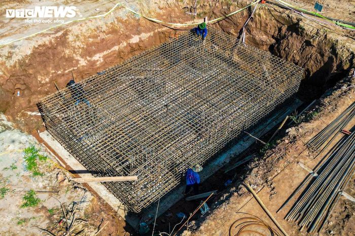 Không khí làm việc trên công trường luôn nhộn nhịp với sự tham gia của nhiều tổ đội thi công.