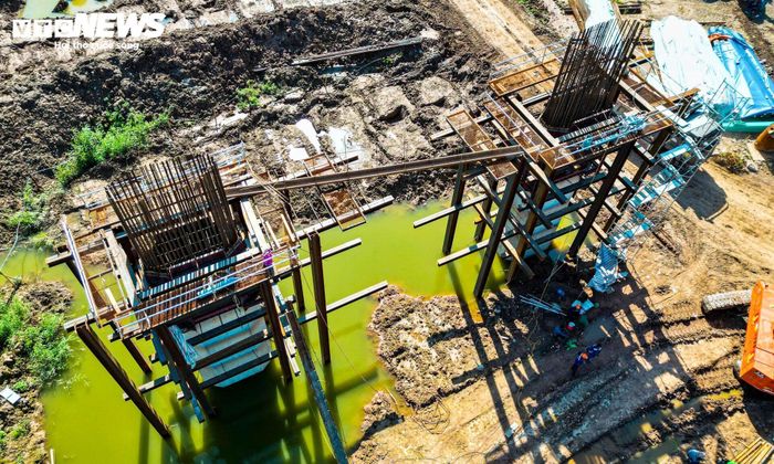 Đến nay, trên công trường, nhiều hạng mục đang được triển khai đồng loạt. Tại khu vực đường dẫn thuộc địa bàn các xã Thanh Trì và Bát Tràng, nhiều trụ cạn đã hoàn thành phần bệ móng và đang được thi công thân trụ.