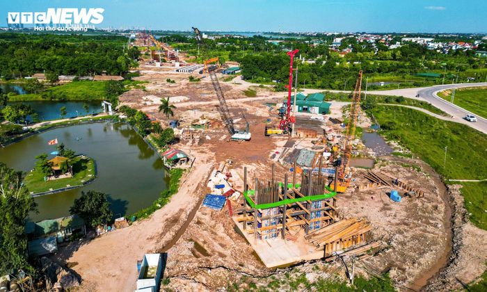 Sau thời gian tập trung xử lý nền móng, dự án đang chuyển sang giai đoạn thi công kết cấu nổi. Tại nhiều vị trí, hệ thống cốt thép và cốp pha đã được lắp dựng để phục vụ quá trình thi công thân trụ, từng bước tạo nên hình hài của công trình.